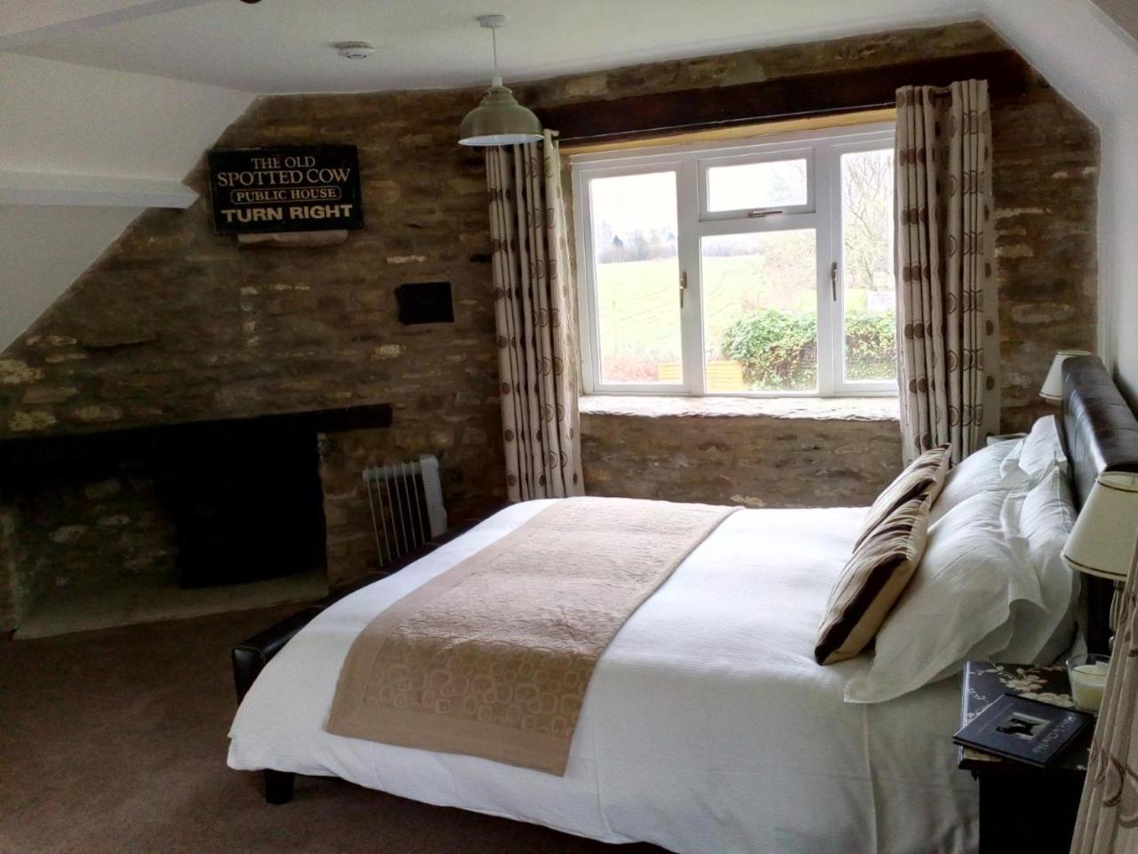 Bed and Breakfast The Old Spotted Cow à Marston Meysey Extérieur photo