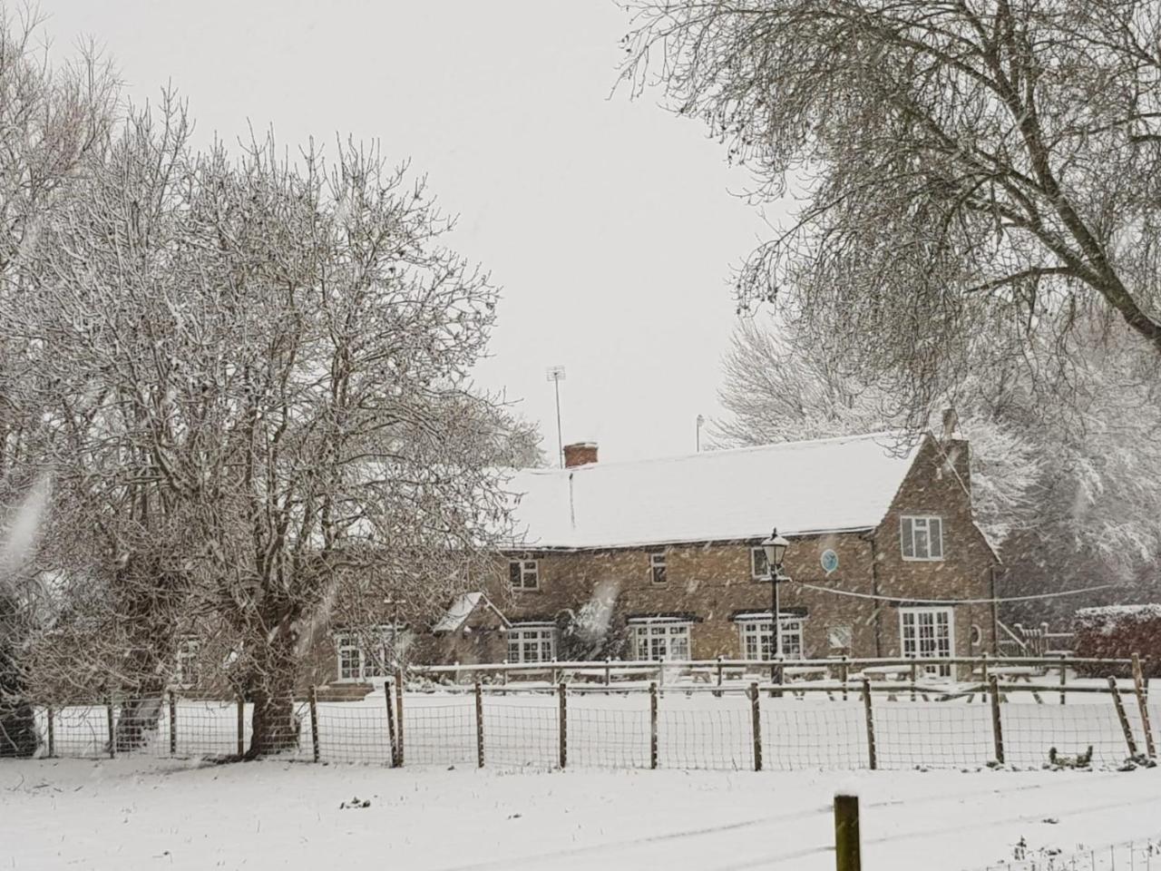 Bed and Breakfast The Old Spotted Cow à Marston Meysey Extérieur photo